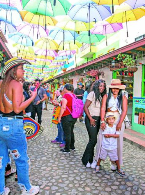 Calle de las sombrillas en guatapé